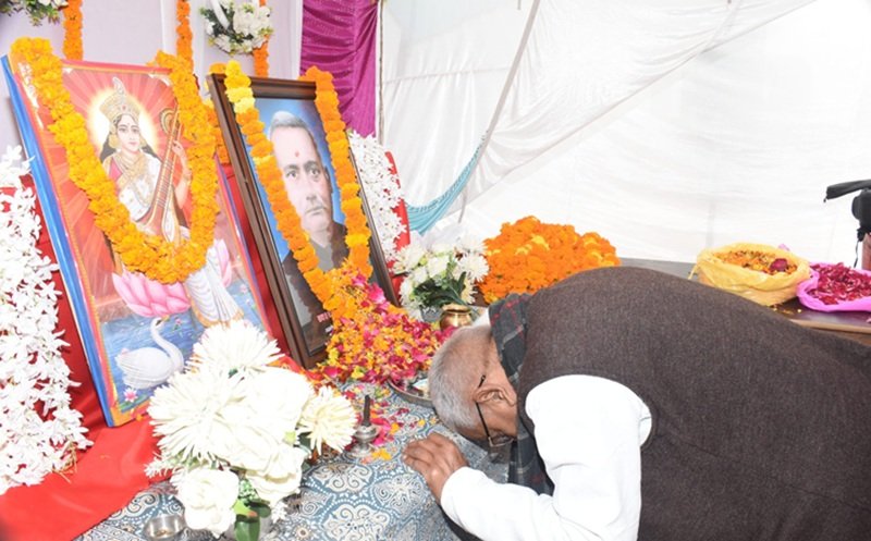 श्रद्धांजलि अर्पित